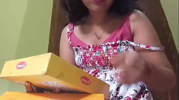 Banaras Mydesi Girl Shows Choot in Viral MMS Birthday Sex